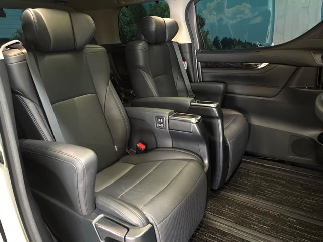 後部座席も気になるようなキズ・汚れやへたり等、大きなダメージはなく、良好な状態です。
