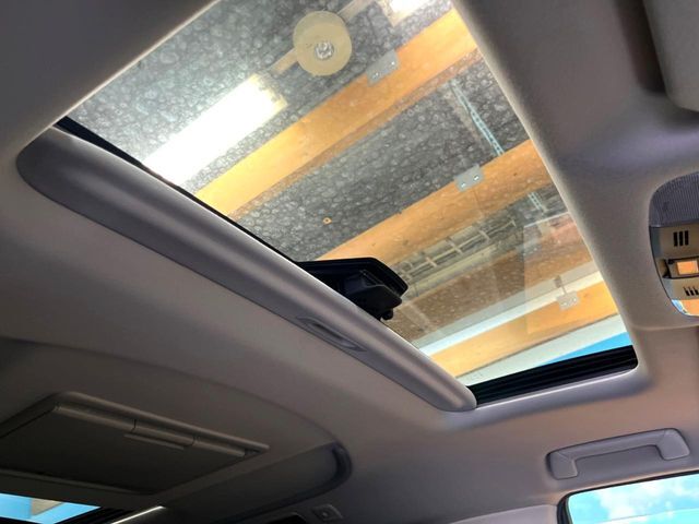 【サンルーフ】開放感たっぷりの希少装備、サンルーフが装着されています！車内に明かりを取り入れたり景色を楽しむ以外にも、車内の空気も簡単に換気できて快適です！
