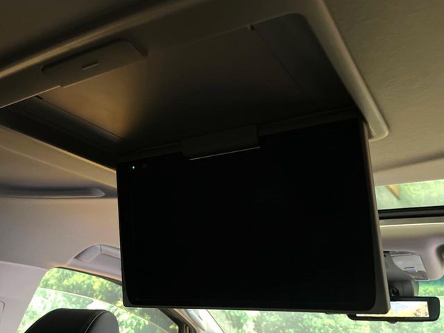 【フリップダウンモニター】大画面モニターで後席でもエンタメをお楽しみいただけます。小さなお子様にも大人気の装備です♪