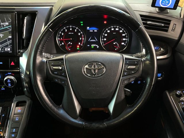 【ウッドコンビステアリング】高級感ある木目調パーツを採用した手に良く馴染むコンビハンドル。運転席廻りの雰囲気も一気に豪華になります！