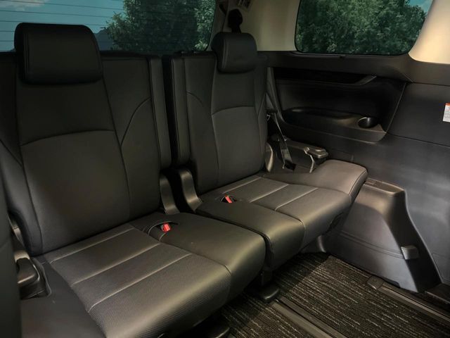3列目シートはもちろん状態良好☆大人でもゆったりと座って頂けますので、大人数でのお出かけもラクラクです♪ご家族で、気の知れた仲間で、ドライブに行くのが楽しみですね♪