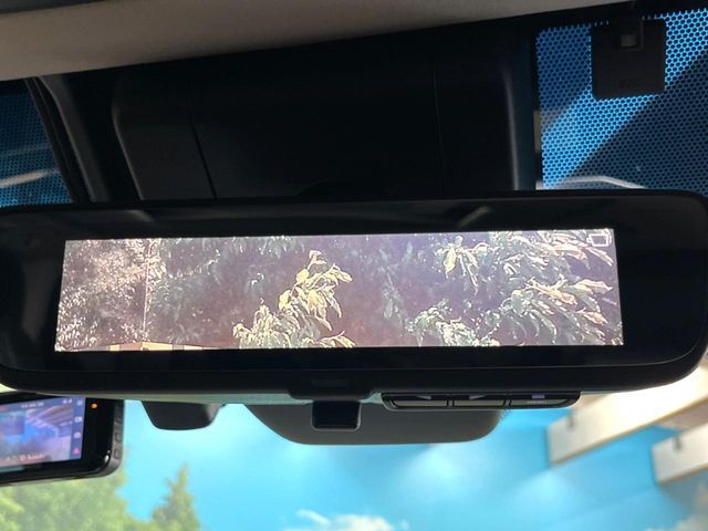 【デジタルインナーミラー】後席の大きな荷物や同乗者で後方が確認しづらい時でも安心！カメラが撮影した車両後方の映像をルームミラー内に表示。クリアな視界で状況の確認が可能です！