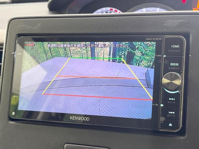 【バックカメラ】駐車時に後方がリアルタイム映像で確認できます。大型商業施設や立体駐車場での駐車時や、夜間のバック時に大活躍！運転スキルに関わらず、今や必須となった装備のひとつです！
