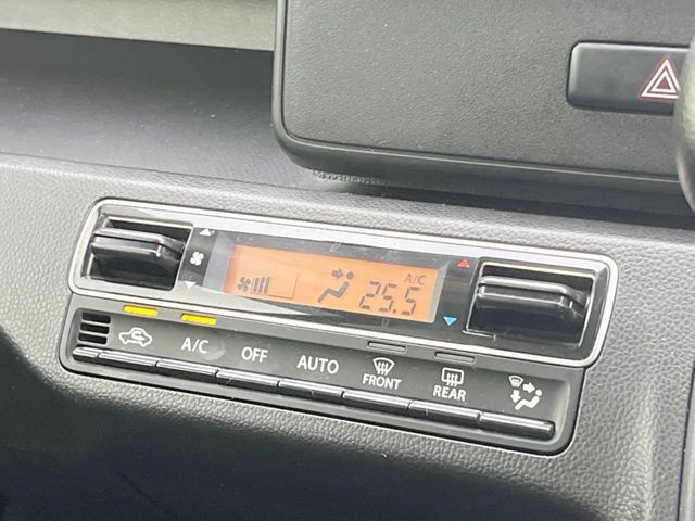 【オートエアコン】一度お好みの温度に設定すれば、車内の温度を検知し風量や温度を自動で調整。暑い…寒い…と何度もスイッチ操作をする必要はありません。快適な車内空間には必須の機能ですね♪