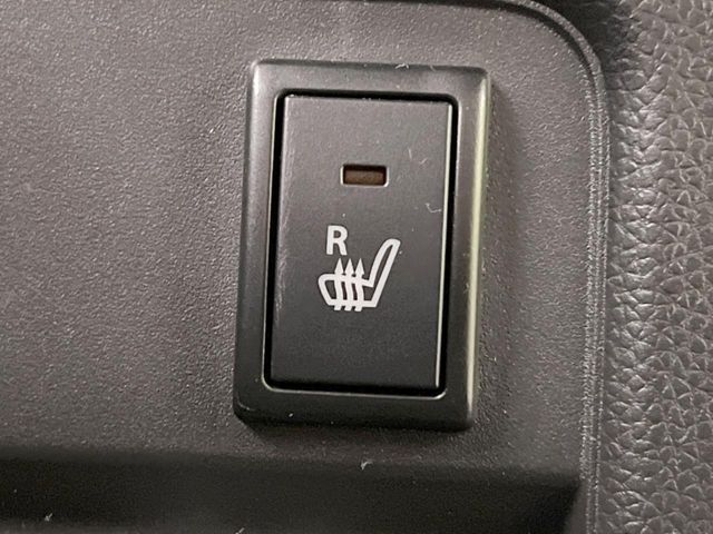【シートヒーター】寒い日に重宝するシートヒーター！エアコンより早く温まってくれるので寒がりの人も安心ですね♪エアコンの温風は乾燥するから苦手、という方にもをおすすめです。