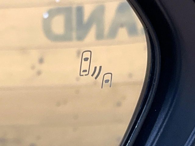 【ブラインドスポットモニター】走行中、ドアミラーの死角になりやすい箇所に後続車が接近するとサイドミラーのレンズに警告を表示！ドライバーに注意喚起をしてくれます。