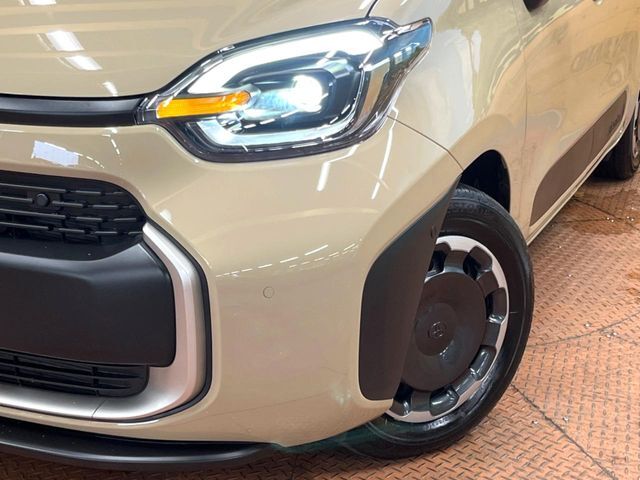 【LEDヘッドライト】悪天候や夜間走行時も良好な視界を確保し安心して運転できる高輝度LEDヘッドライトを装備！点灯速度が早く、消費電力も抑えられています。