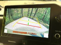 【バックカメラ】駐車時に後方がリアルタイム映像で確認できます。大型商業施設や立体駐車場での駐車時や、夜間のバック時に大活躍！運転スキルに関わらず、今や必須となった装備のひとつです！