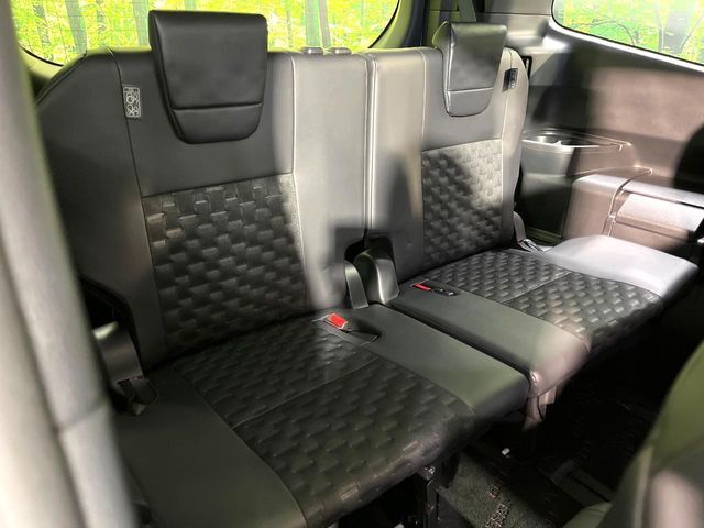 3列目シートはもちろん状態良好☆大人でもゆったりと座って頂けますので、大人数でのお出かけもラクラクです♪ご家族で、気の知れた仲間で、ドライブに行くのが楽しみですね♪