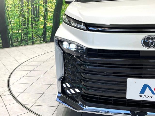 【三眼LEDヘッドライト】スタイリッシュな見た目の三眼LEDヘッドライトを装備♪スタイルだけでなく、夜間の走行も視界良好で安心してお乗りいただけます。