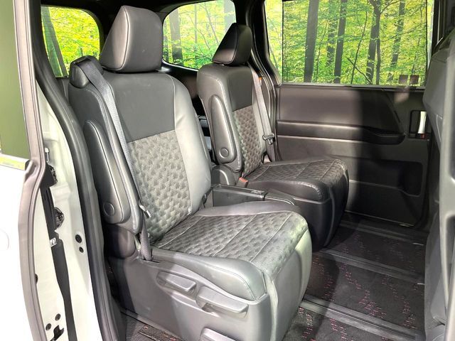 後部座席も気になるようなキズ・汚れやへたり等、大きなダメージはなく、良好な状態です。