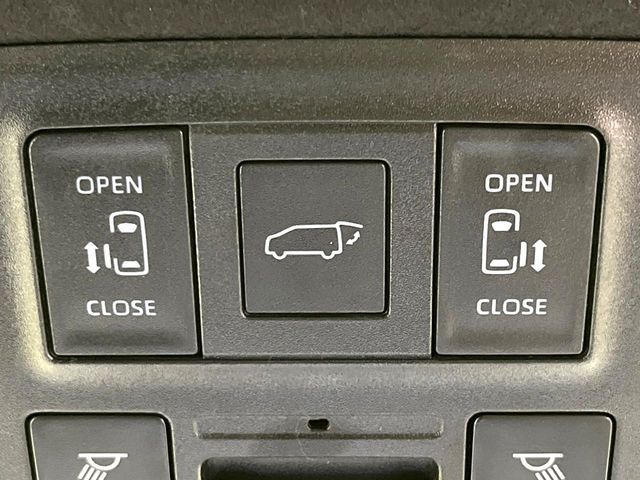 【両側パワースライドドア】スマートキーや運転席のスイッチで後席両側スライドドアの開閉が可能♪電動だから力を入れてドアを開ける必要が無く、小さなお子様でも簡単に開け閉めでき快適です♪