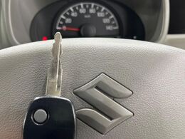 【キーレス】少し離れた場所からでもボタン一つでドアの開錠・施錠ができるのでとっても便利！ドアの鍵穴周りに傷をつけることもありません♪