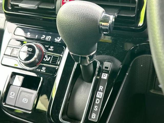 WECARSの展示場では実際に見て、触ってお車をお選びいただけます！知識の豊富な営業スタッフが様々なカーライフをご提案いたします！