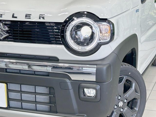 【LEDヘッドライト】悪天候や夜間走行時も良好な視界を確保し安心して運転できる高輝度LEDヘッドライトを装備！点灯速度が早く、消費電力も抑えられています。