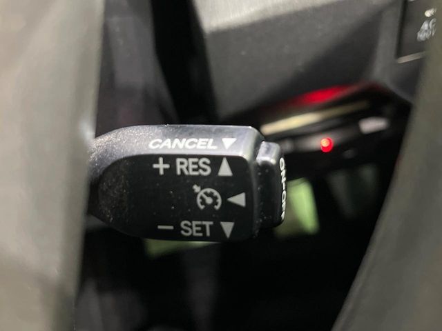 【クルーズコントロール】高速道路もラクラク走行。アクセルを離しても一定速度で走行ができ、長距離運転時の負担を軽減！加速・減速も簡単なスイッチ操作で調整できます。