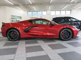 レッドフレイムの由来は、伝説となっている初代ファーストコルベットに搭載されていたエンジン「ブルーフレイム（1953～1955搭載）」をオマージュしてリリースされたコルベットファン必見の特別仕様車！