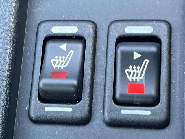 【シートヒーター】寒い日に重宝するシートヒーター！エアコンより早く温まってくれるので寒がりの人も安心ですね♪エアコンの温風は乾燥するから苦手、という方にもをおすすめです。