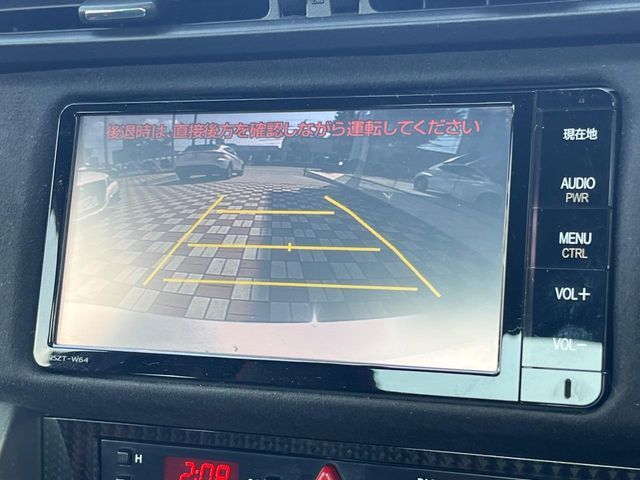 【バックカメラ】駐車時に後方がリアルタイム映像で確認できます。大型商業施設や立体駐車場での駐車時や、夜間のバック時に大活躍！運転スキルに関わらず、今や必須となった装備のひとつです！