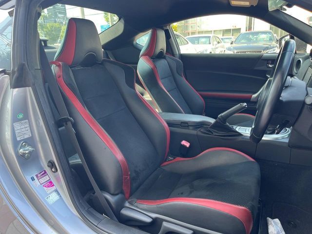 【専用スポーツシート】ホールド性に優れ、カーブ時の体が流れを抑制してくれます。また、体にフィットするから腰や背中が疲れにくく、ロングドライブや高速走行でも快適にお過ごしいただけます♪