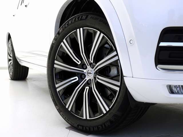 10スポーク9.0J×20インチダイヤモンドカット/ブラックアルミホイール。衝突回避・被害軽減ブレーキシステムやパイロット・アシストなど、数多くの先進安全・運転支援機能を標準装備。