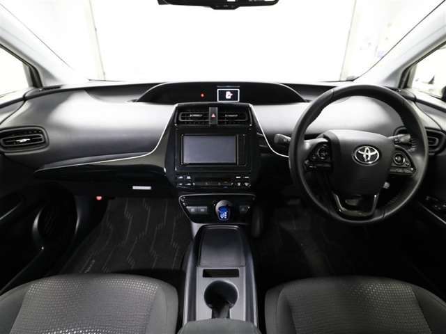 静粛性に優れた快適空間と静かな走りを実現。さらにEVモードではモーターのみでの走行でエンジン音や振動を感じさせない走りが楽しめます。