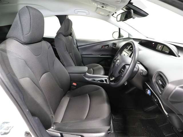 ゆったり室内で運転もしやすいです♪使い勝手の良い配置も考えられています！！