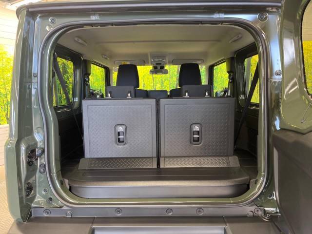 普段のお買い物や通勤、送迎等に十分な荷室スペースを確保しております。セカンドシートを倒すと、大きな荷物の積載も可能です♪