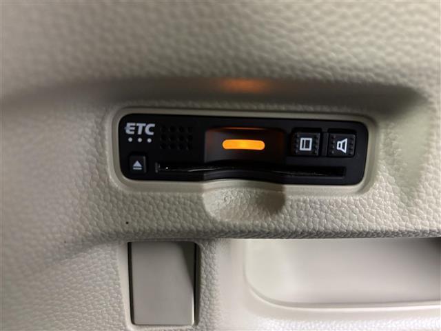 【ETC】有料道路を利用する際に料金所で停止することなく通過できる、ETC車載器（ノンストップ自動料金収受システム機器）が装備されています。セットアップを行うことで利用可能になります。