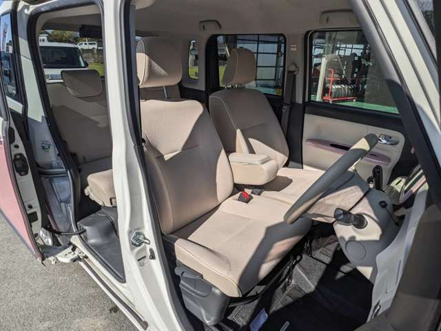 ★フロントシート★綺麗・清潔に仕上げております♪シートは厚めのクッションですのでゆったり座れます(^^)