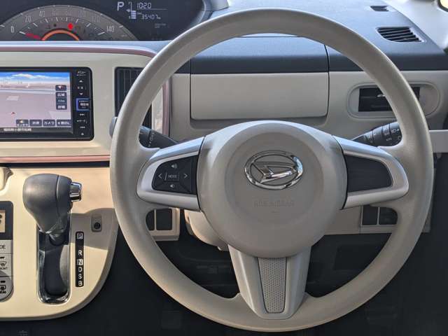 ★ハンドル廻りです★ハンドル擦れもなくグリップもすっきりしております。ガラスも広く視界も良くなり運転しやすいコンディションになっております（＾-＾）