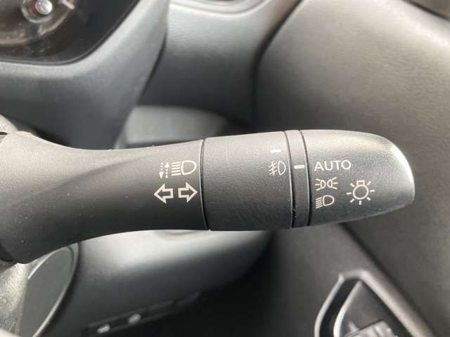 運転席回りの各種操作部となります。ご不明な装置などございましたらお気軽にお尋ねください。