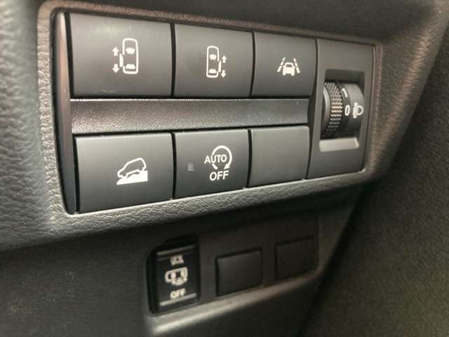 運転席回りの各種操作部となります。ご不明な装置などございましたらお気軽にお尋ねください。