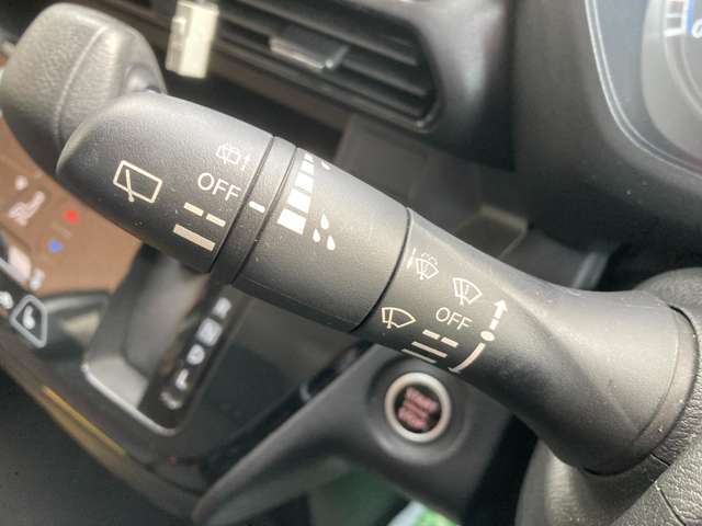 運転席回りの各種操作部となります。ご不明な装置などございましたらお気軽にお尋ねください。