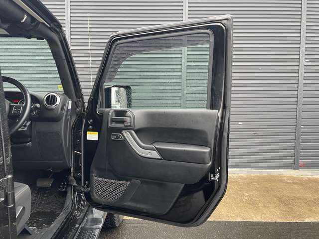 LIBERALAは輸入車と本を愛される方々に少しだけ上質な時間が過ぎていくように、落ち着きのある空間をご用意しております。