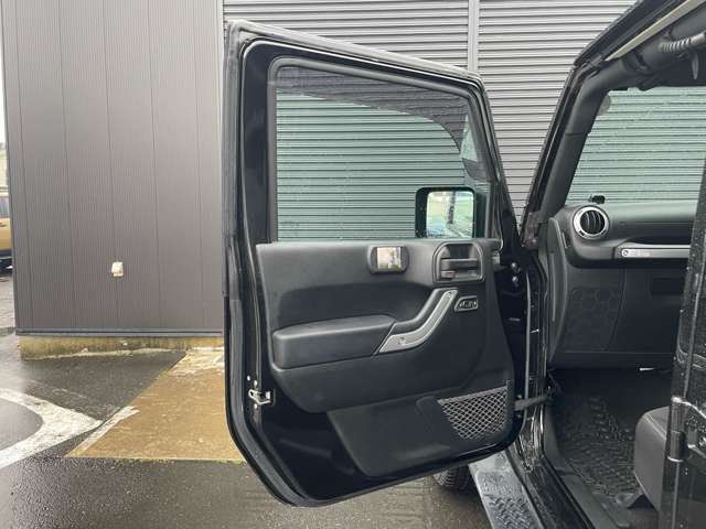 LIBERALAは輸入車と本を愛される方々に少しだけ上質な時間が過ぎていくように、落ち着きのある空間をご用意しております。
