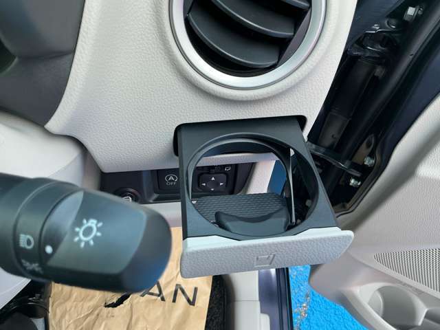 運転席・助手席にドリンクホルダーが付いてとっても便利です。