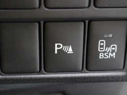 超音波センサーを利用して、車両前方や車両後方の障害物を検知。障害物との距離と接近部位の位置をマルチインフォメーションディスプレイに表示し、同時に音声とブザーでドライバーに注意を促します。