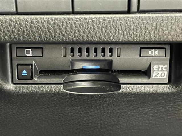 【ETC】有料道路を利用する際に料金所で停止することなく通過できる、ETC車載器（ノンストップ自動料金収受システム機器）が装備されています。セットアップを行うことで利用可能になります。