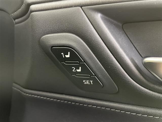 【運転席】座り心地が良いシートなので長時間の運転でも快適にお過ごしいただけます。新品のフロアマットのご注文も可能です。掲載箇所以外にご希望の写真がございましたらお気軽にお問い合わせ下さい。
