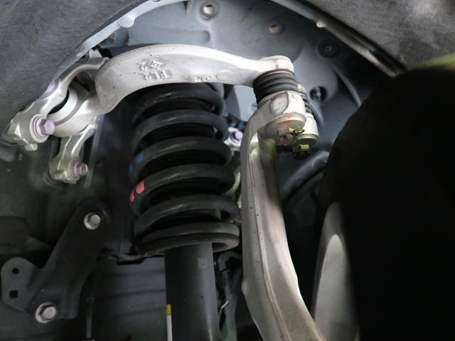 お車を安心してお乗りいただく為には、足回りの定期点検が欠かせません。サービスサポート（有償保証）では無料点検もご提供しており、安心のカーライフをお過ごしいただけるサポート体制が整っています。