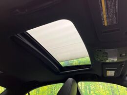 【パノラマルーフ】大型のガラスルーフ搭載で車内の解放感が一気にアップ！開放的なドライブをお楽しみいただけます。
