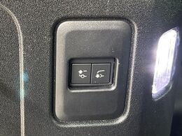 電子制御エアサスペンション　さまざまな状況と運転者の選択に基づいて車高を上げ下げします。乗り降りの際に車高を自動で下げることもできるので便利です。
