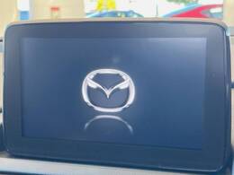 【純正マツダコネクトナビ】車内の雰囲気にマッチした大型のディスプレイ。スマホ接続でのナビ使用やBluetooth再生等、様々な機能が楽しめます。直感的なダイヤル操作が可能で、使い勝手も良好です。