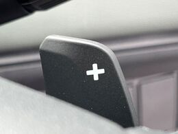 【パドルシフト】ハンドルから手を離さずに素早くシフトアップ＆ダウンができるので、エンジンブレーキを使う下り坂や高速道路の合流で加速したい場面で役立ちます。