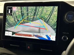 【バックカメラ】駐車時に後方がリアルタイム映像で確認できます。大型商業施設や立体駐車場での駐車時や、夜間のバック時に大活躍！運転スキルに関わらず、今や必須となった装備のひとつです！