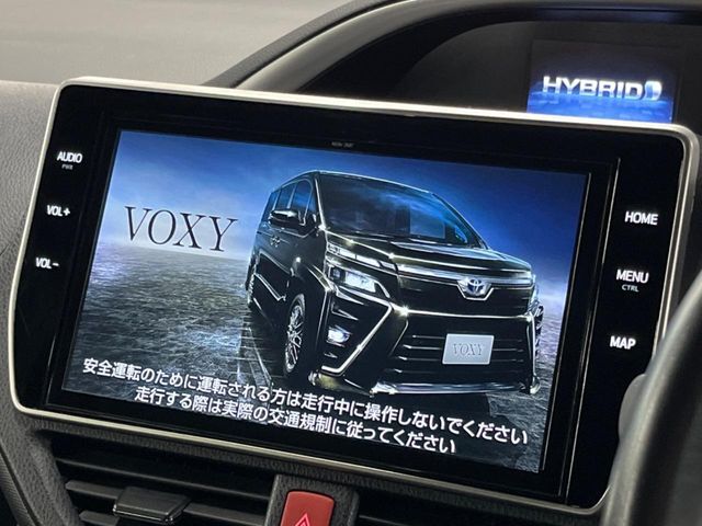 【純正ナビ】人気の純正ナビを装備しております。ナビの使いやすさはもちろん、オーディオ機能も充実！キャンプや旅行はもちろん、通勤や買い物など普段のドライブも楽しくなるはず♪