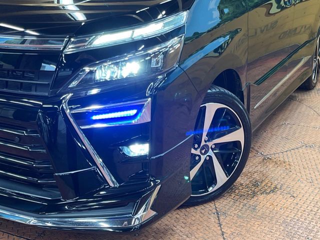 【LEDヘッドライト】悪天候や夜間走行時も良好な視界を確保し安心して運転できる高輝度LEDヘッドライトを装備！点灯速度が早く、消費電力も抑えられています。