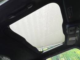 【ガラスルーフ】ガラスルーフ搭載で車内の解放感が一気にアップ！開放的なドライブをお楽しみいただけます。