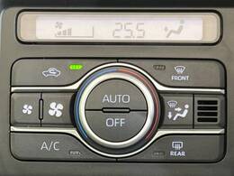 【オートエアコン】一度お好みの温度に設定すれば、車内の温度を検知し風量や温度を自動で調整。暑い…寒い…と何度もスイッチ操作をする必要はありません。快適な車内空間には必須の機能ですね♪